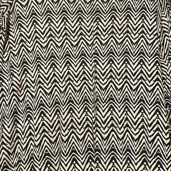 Geometric design womens shirt top size large v bottom and gathering on sleeves - Picture 2 of 5